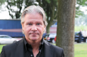 Dries Roelvink in tranen na overlijden: “ze was nog zo jong”