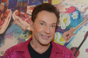 Gerard Joling zingt op uitvaart: “dat vond ik enorm bizar”