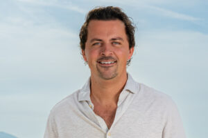 Heeft Mike Hansler zijn navelstreng doorgeknipt?