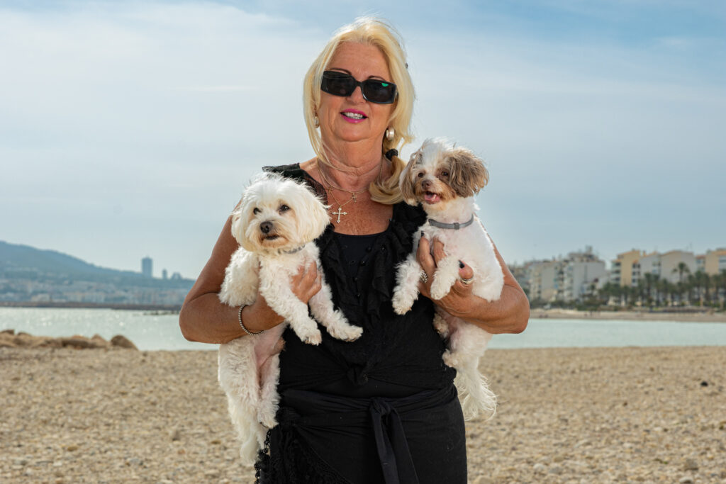 Waarom heeft Monique Hansler zo’n “eng lachje”?